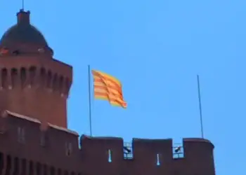 Castillet Perpignan Drapeau Catalan Français