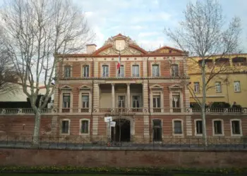 Rassemblement à Perpignan en hommage à l’enseignant tué dans l’attentat à Arras