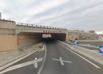 Un camion bloqué sous un pont sur la D900a à Perpignan