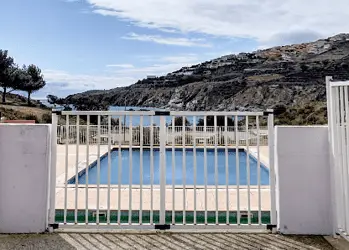 Piscine avec paysage.