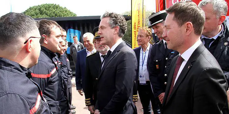 Le ministre Christophe Béchu avec les pompiers des Pyrénées-Orientales. Photo : SDIS66