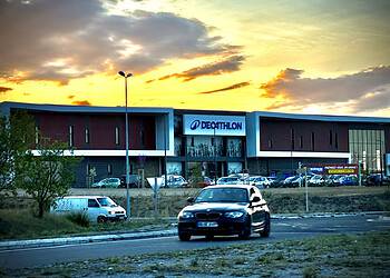 Perpignan s'apprête à inaugurer un nouveau Decathlon, parmi les plus vastes d'Europe, avec l'enseigne déjà installée ce 20 mars.